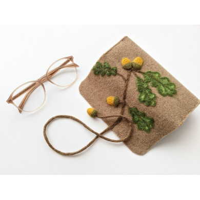 Oak leaves felted glasses case kit