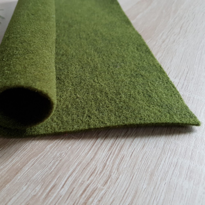 Kaki groene wolvilt coupon 30 x 30 cm