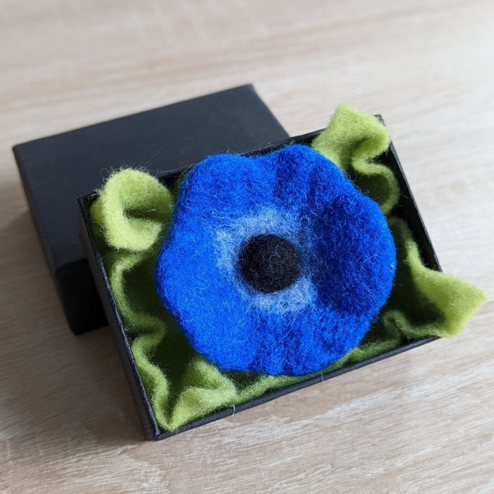Fleur feutrée : Anémone bleue