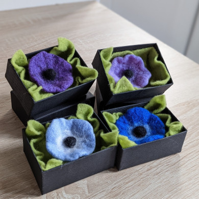 Felted flower: Ultramarine blue anemone