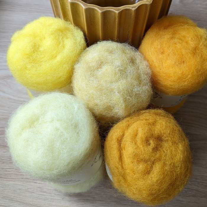 Carded wool shades of yellow