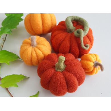 Carded wool pumpkin