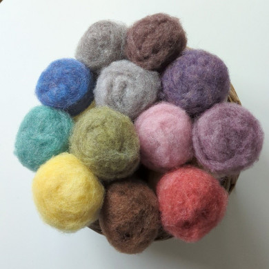 Lot of 12 balls of carded wool in mottled colors