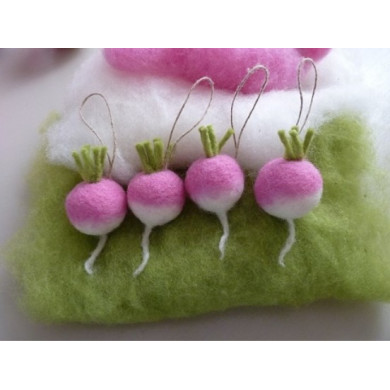 Turnips hanging kit in carded wool