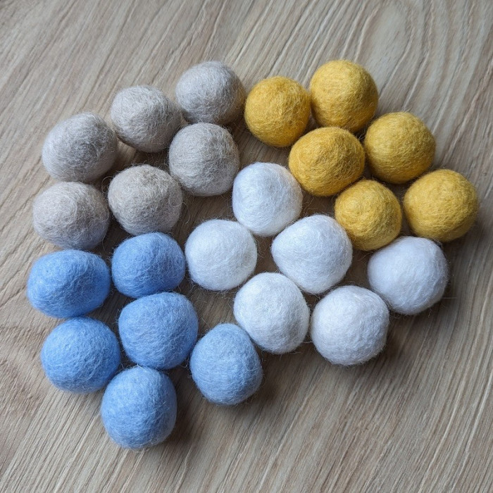 6 blue felted beads 2.5 cm