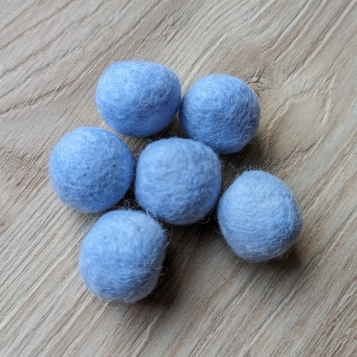 6 blue felted beads 2.5 cm