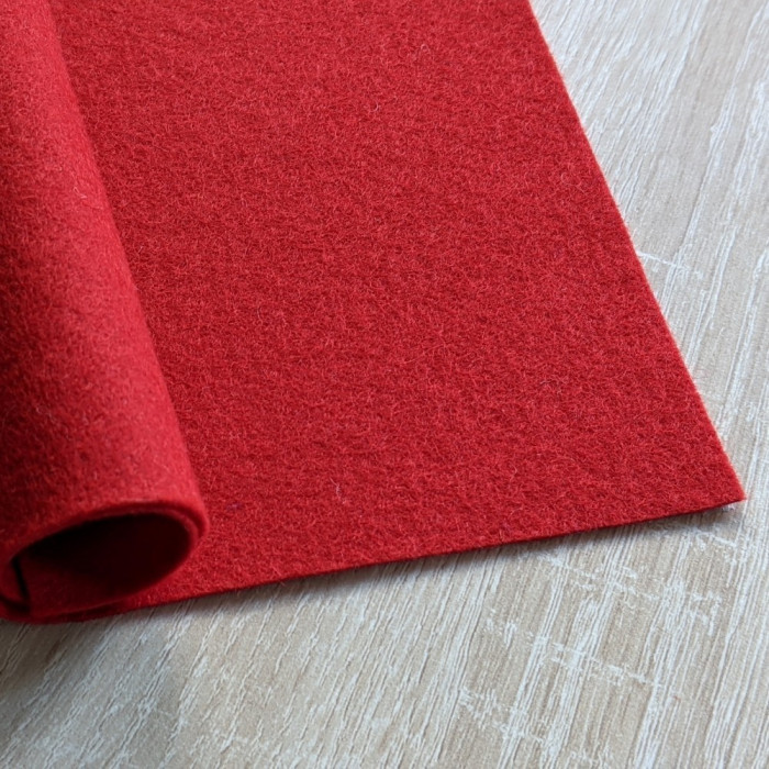 Zuiver rood wolvilt grote bon 25 x 60 cm