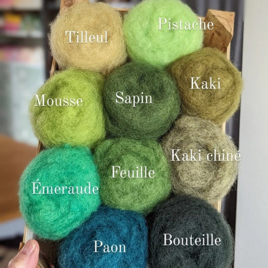 10 bollen gekaarde wol in alle tinten groen