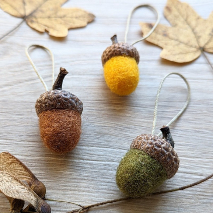 Oak acorn kit to hang in carded wool