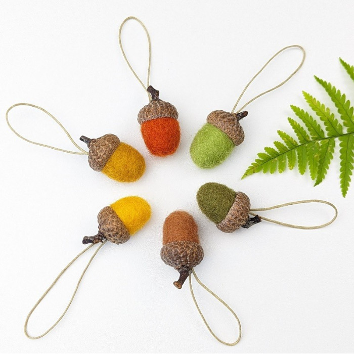 Oak acorn kit to hang in carded wool