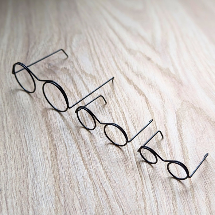 2 paires de lunettes miniatures en métal noir modèle 3 cm