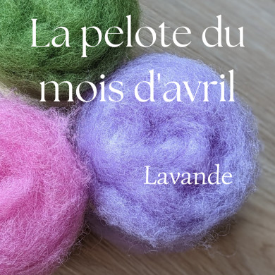 Het bolletje gekaarde wol voor de maand april: Lavendel