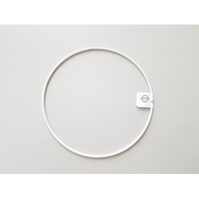 Wit gelakte metalen cirkel met een diameter van 15 cm