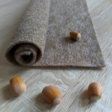 Gevlekt beige wollen viltrestant, 50 x 75 cm