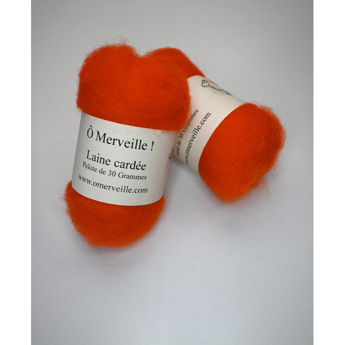 Oranje gekaarde wol