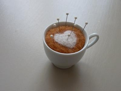 Pique aiguilles tasse de café en laine cardée